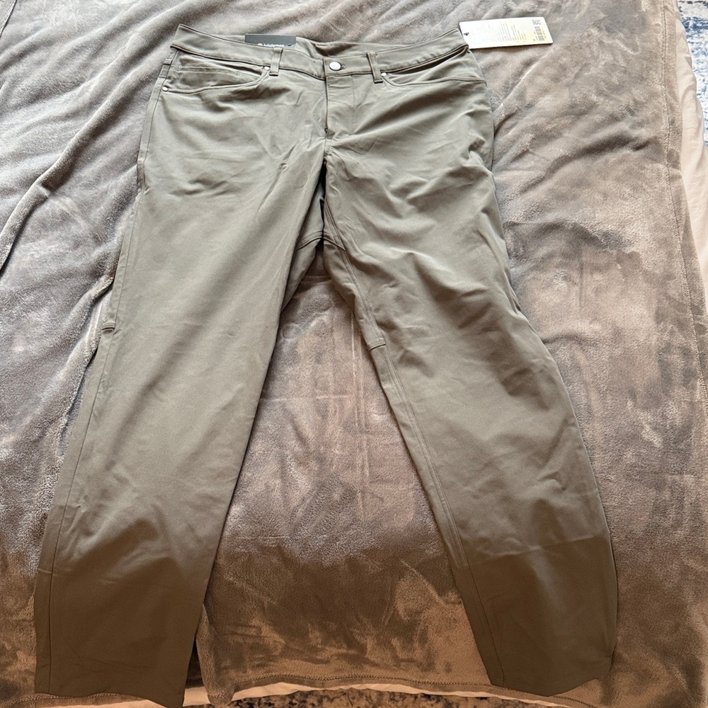 Lululemon ABC pants 33x32 sage green classic fit